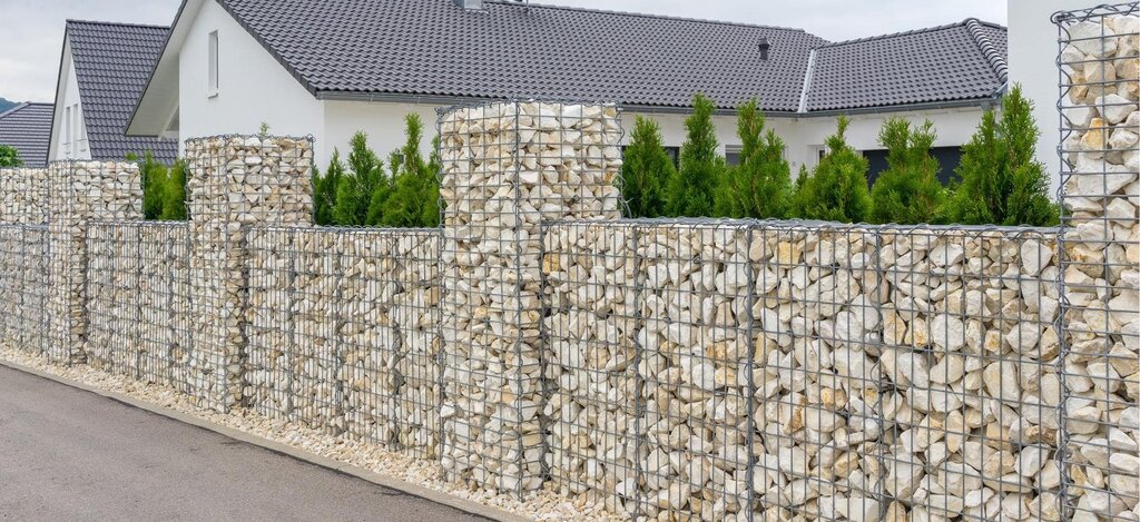 Забор из камней в сетке