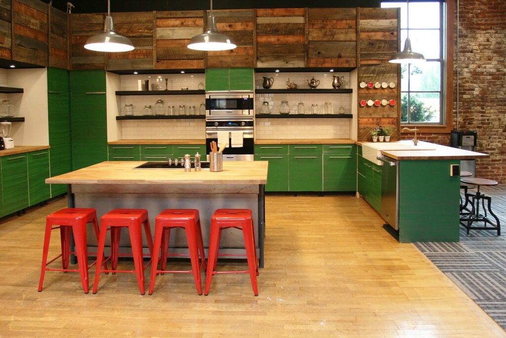 Зеленая кухня в стиле лофт