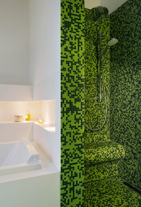 Зеленая мозаика в ванной