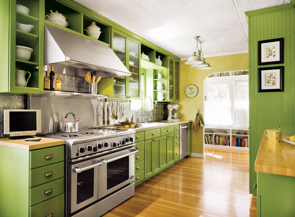 Зелёные обои в интерьере кухни