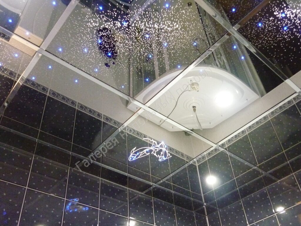 Mirror stretch ceiling in the bathroom