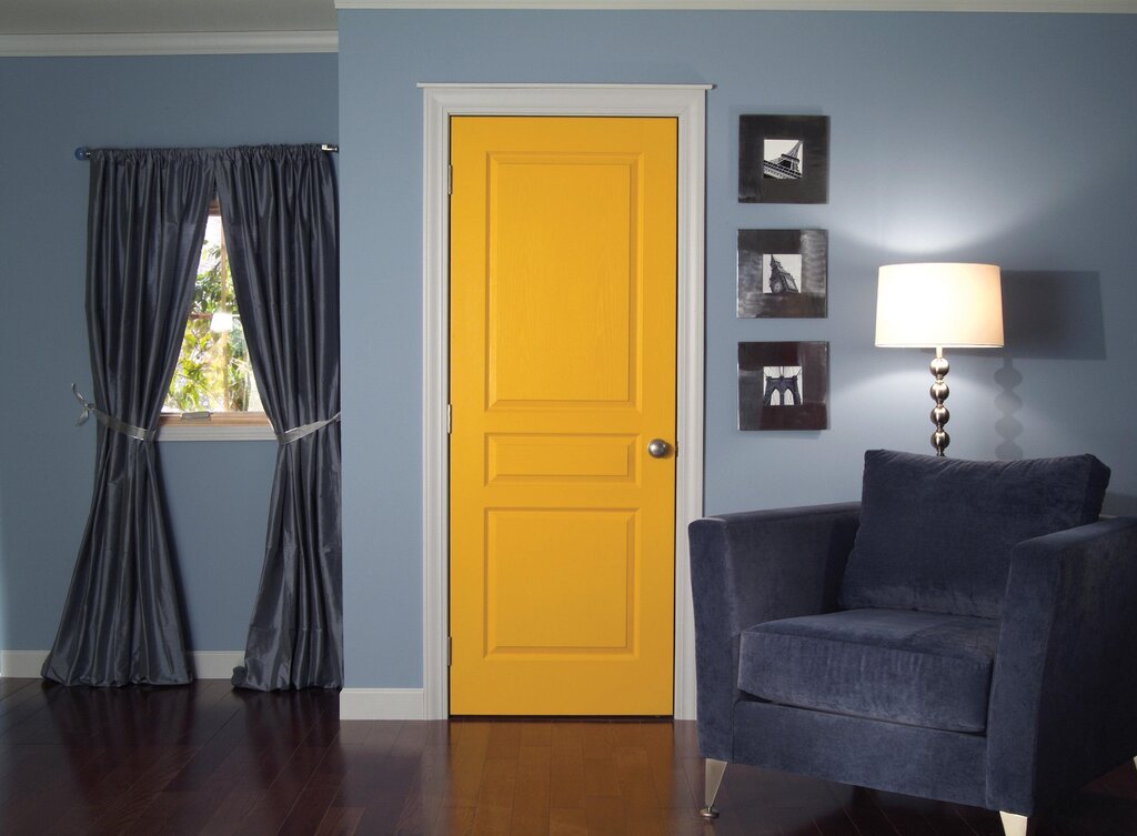 Желтая межкомнатная дверь