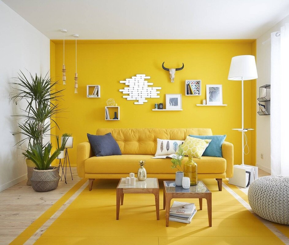 Yellow wallpaper in the living room interior 44 фото