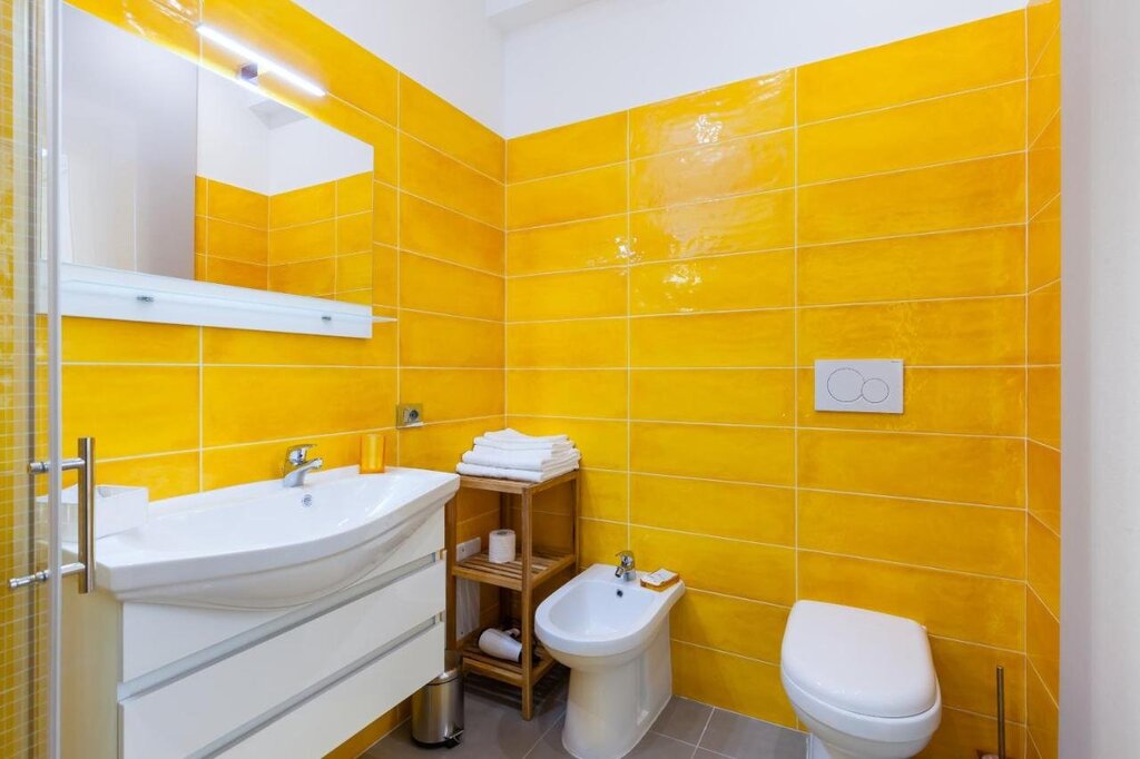 Желтый туалет 22 фото