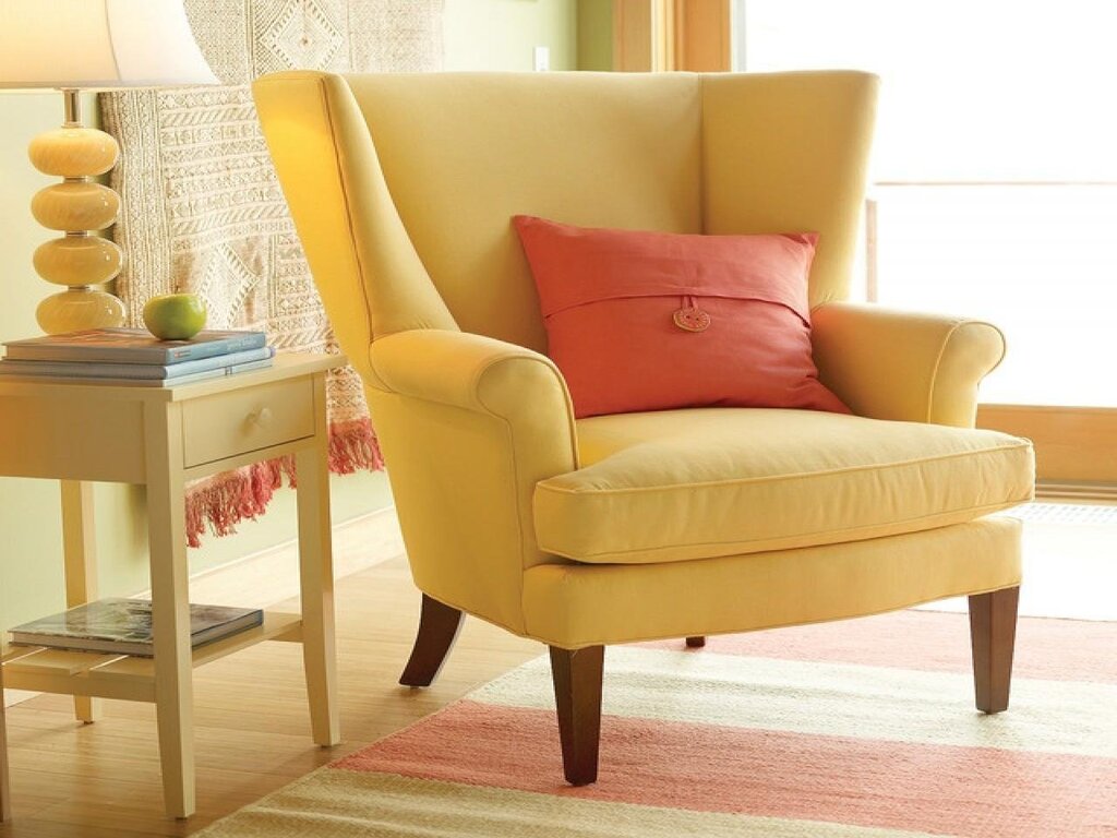 Желтое кресло в интерьере гостиной